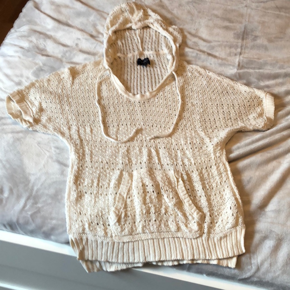 American Eagle shorts sleeve hooded top.